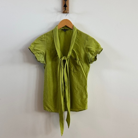 Banana Republic Tops - 💚 Banana Republic Green Tie-Front Blouse
Size Small